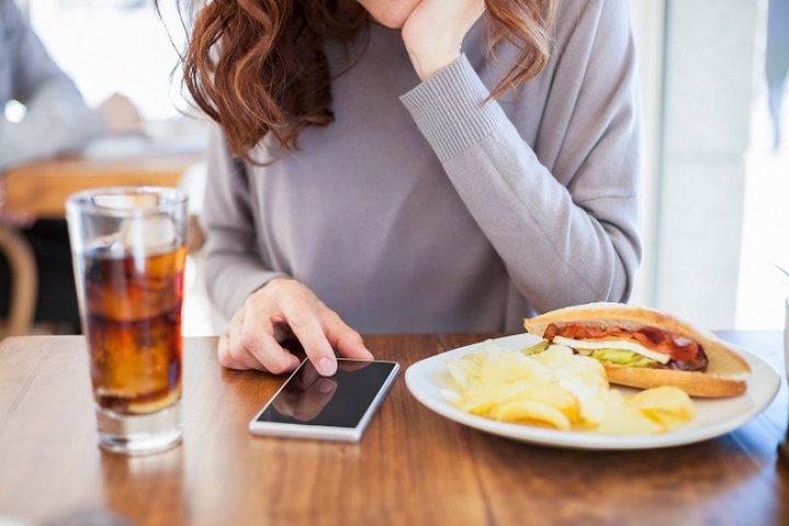 5. Nu-ți pune telefonul pe masă