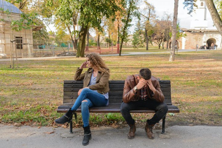 4. Este mai bine să fii singur, decât într-o relație în care să te simți singur