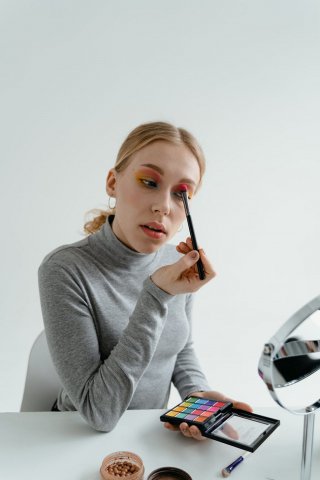 9. Nu are răbdare să aștepte când durează ore întregi să te pregătești