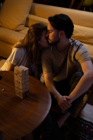 8. Vrei să ai doar tu toată atenția partenerului