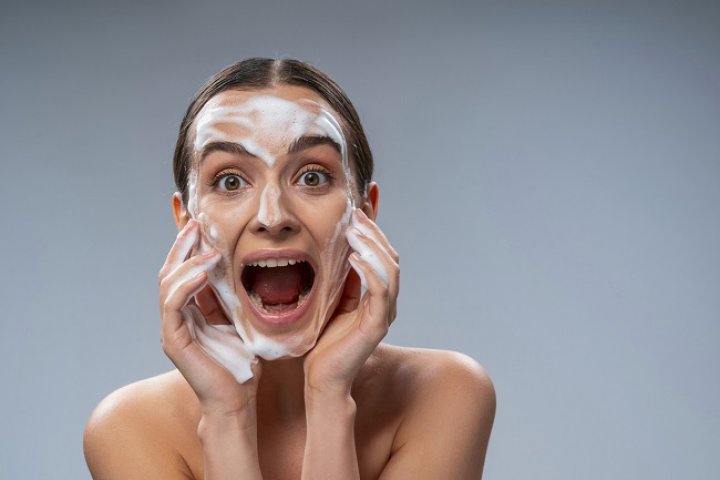 6. Te speli pe față cu săpun