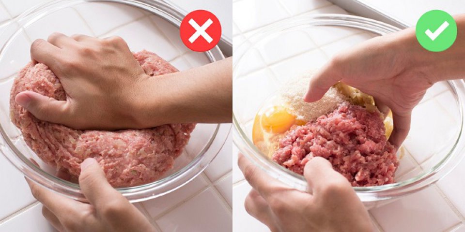 11. Amestecăm prea mult carnea tocată