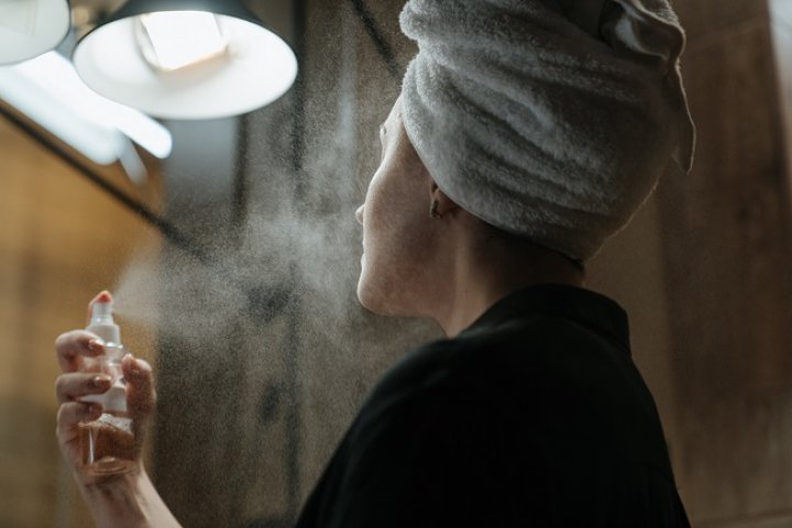 5. Folosește un spray de față înainte sau după ce te machiezi