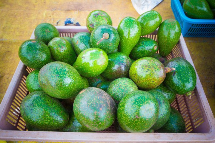 3. Rupe codița de la avocado pentru a vedea dacă este bun