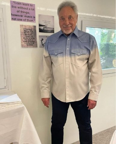 Tom Jones și-a câștigat renumele de sex-simbol