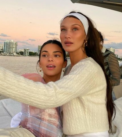 5. Kendall Jenner (26 de ani) și Bella Hadid (25 de ani)