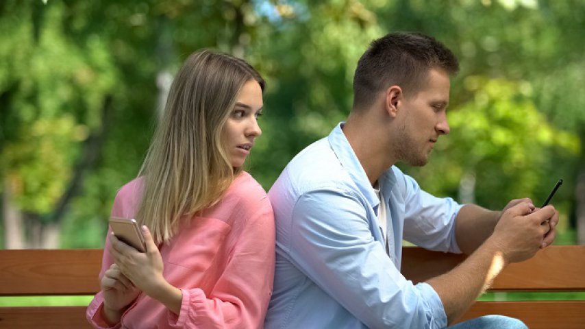 6. Folosirea excesivă a telefonului în timpul întâlnirii