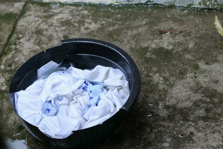7. Lăsăm hainele la înmuiat pentru o lungă perioadă de timp
