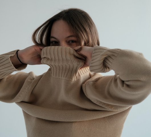 9. Apucăm hainele de guler când vrem să le dăm jos