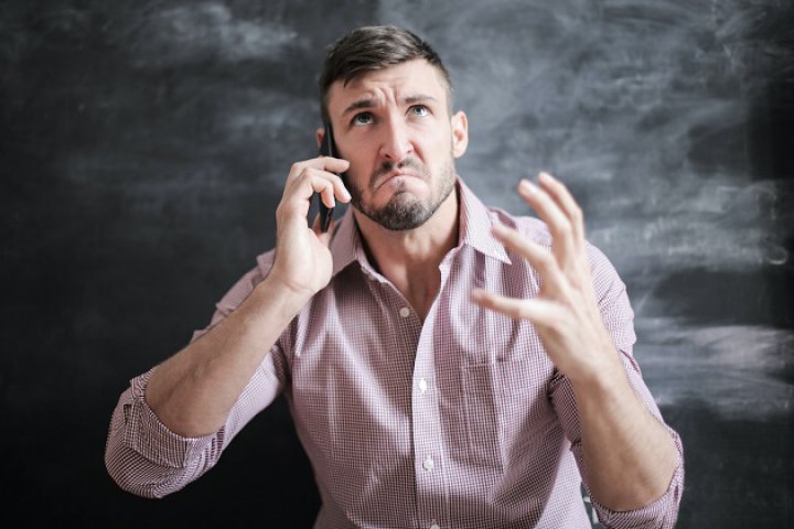 Vorbește urât despre jobul lui și pare că îl deranjează tot ce face acolo