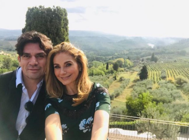 Sărutări fierbinți cu alte femei