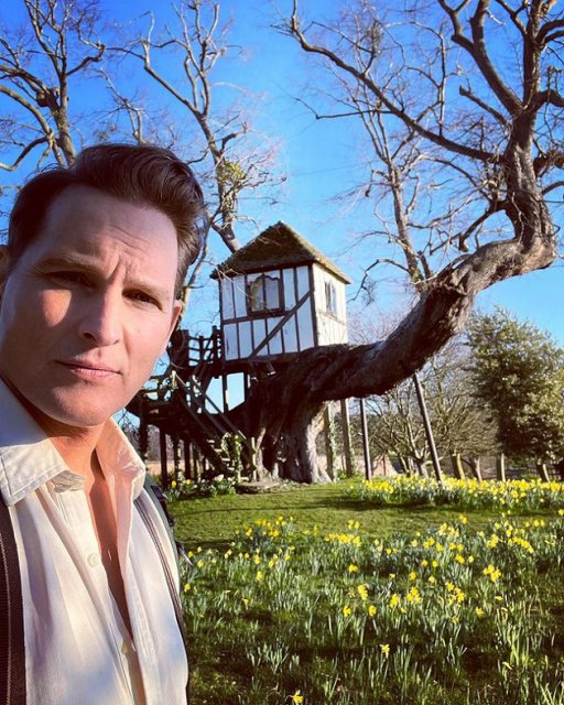 Peter Facinelli (Dr. Carlisle) – născut pe 26 noiembrie 1973