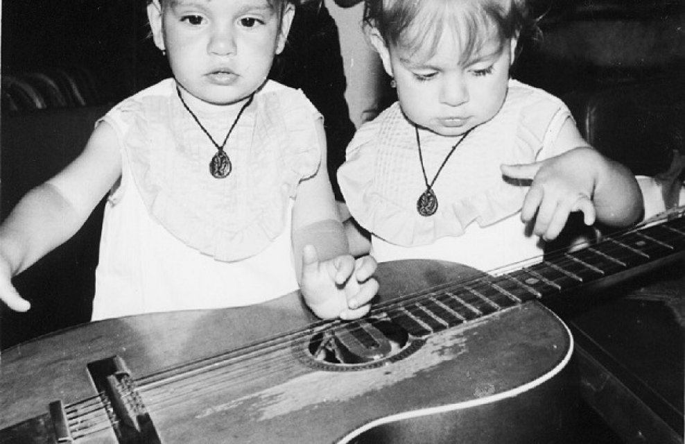 Copilăria și debutul lor în muzică