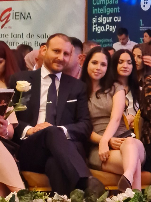 Cum se înțelege Violeta cu iubitul mamei sale
