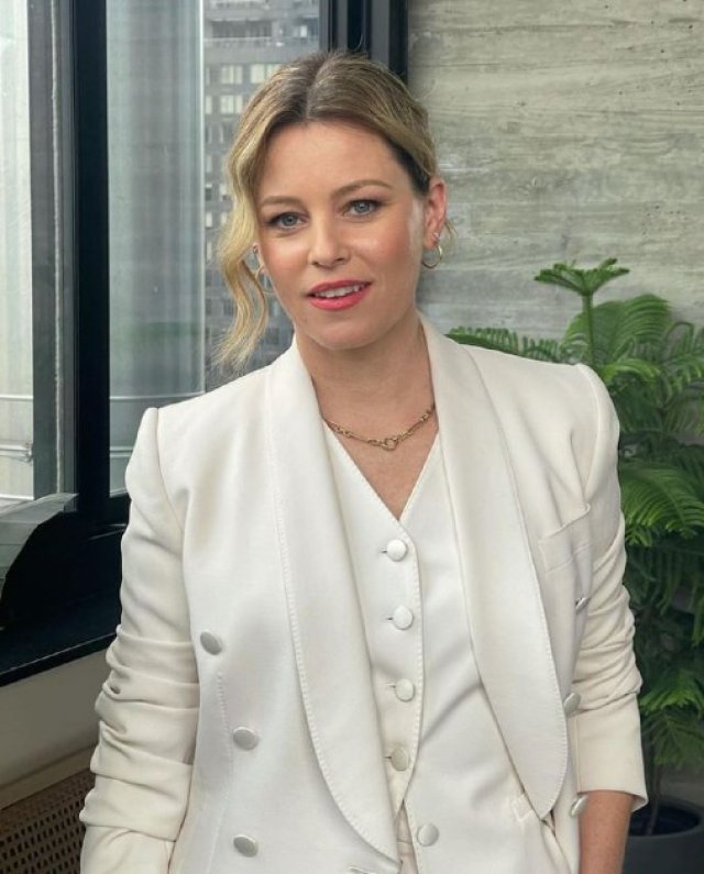 Elizabeth Banks spune că mamele ar trebui să accepte ajutor din partea altora