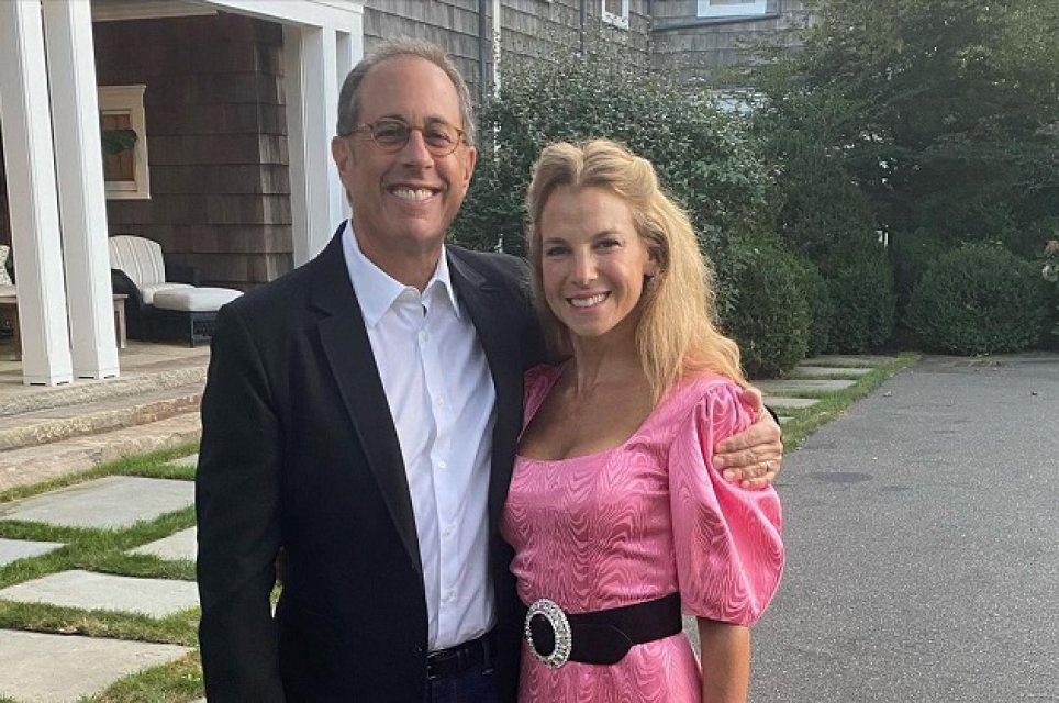 Este căsătorit cu scriitoarea Jessica Seinfeld