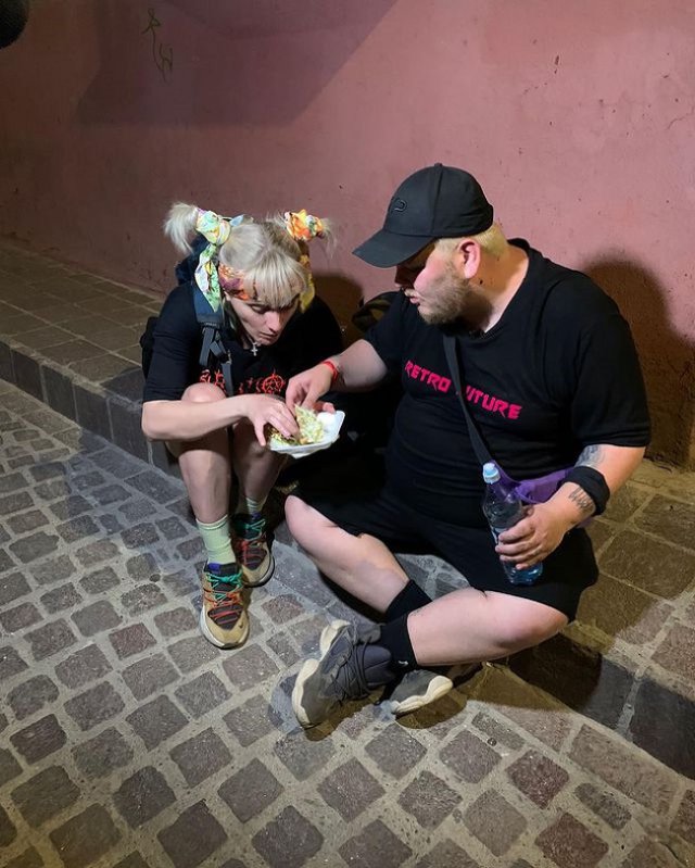 În prezent, își administrează cu umor conturile de pe rețelele sociale