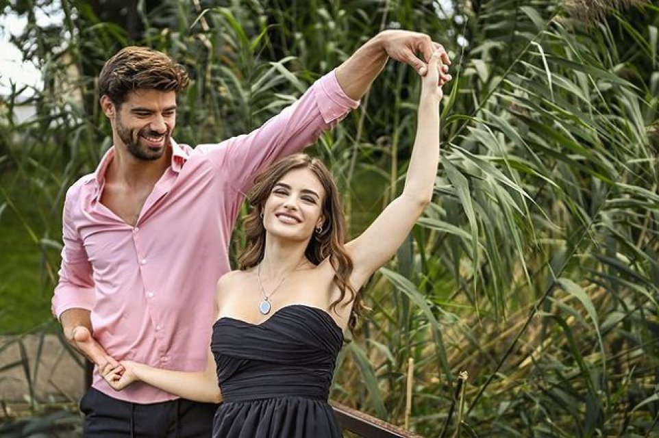 Se înțelege foarte bine cu actorii alături de care joacă, mai ales cu partenerul ei din serial