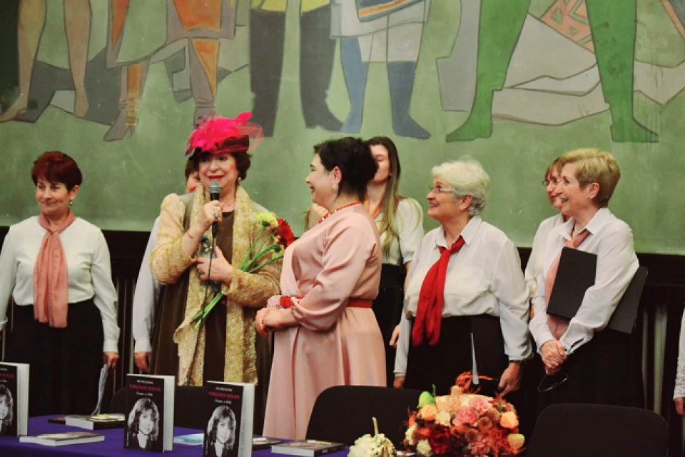 Virginia Rogin are un volum biografic pe care l-a primit cadou când a împlinit 71 de ani