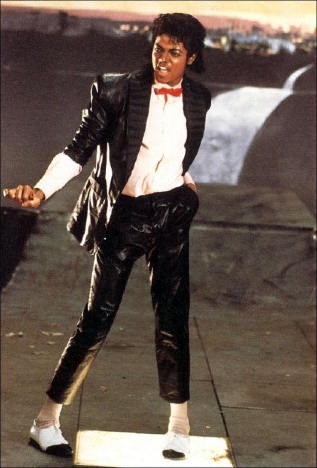 13. Kim Kardashian a cumpărat jacheta lui Michael Jackson.