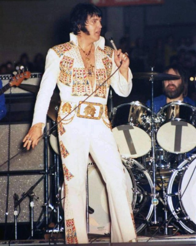 15. O bucată din părul lui Elvis Presley.