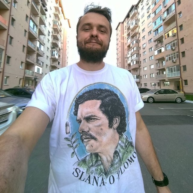Are o afacere cu tricouri