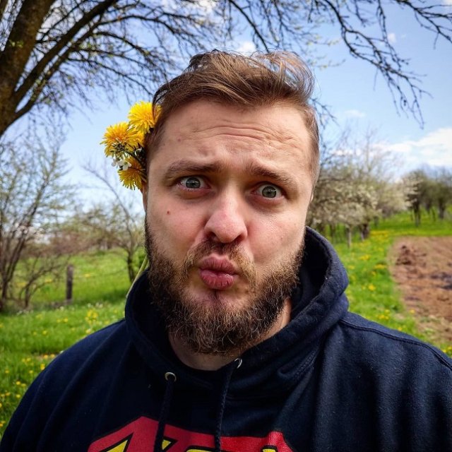 Este foarte activ în mediul online
