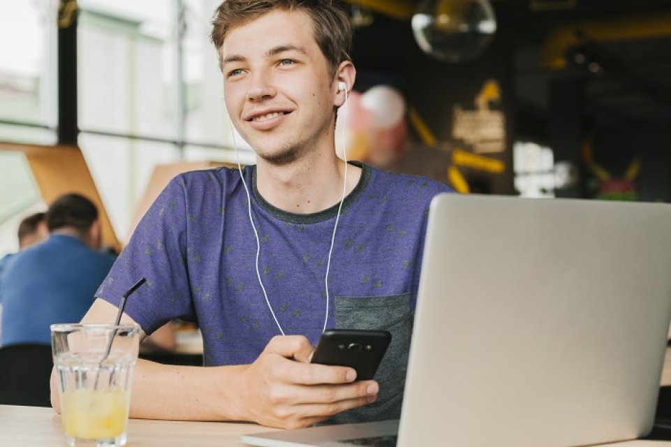 Când faci cumpărături online în timp ce ești conectat la o rețea Wi-Fi publică