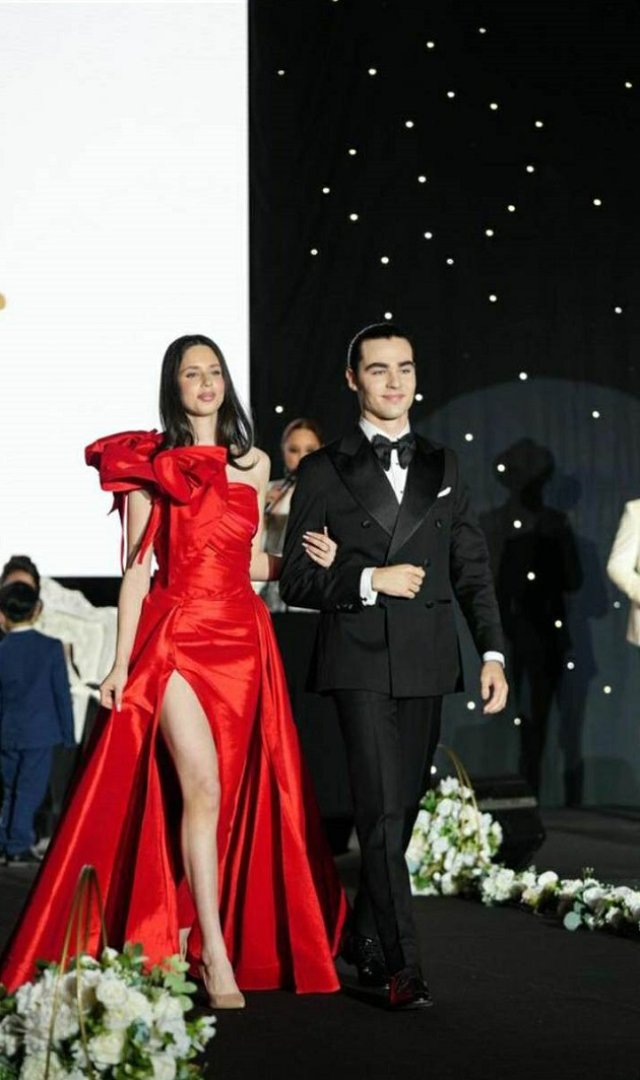 Violeta Bănică a defilat pe podium la brațul fratelui mai mare