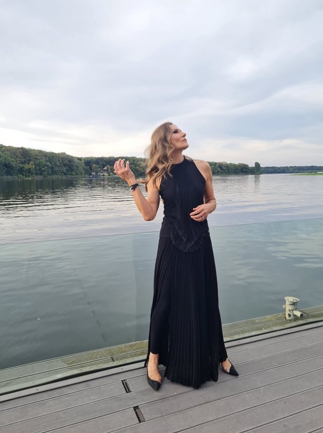 A fost căsătorită cu pilotul Adrian Iovan