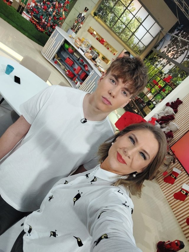 Este foarte mândră de fiul ei Albert și are o relație specială cu el