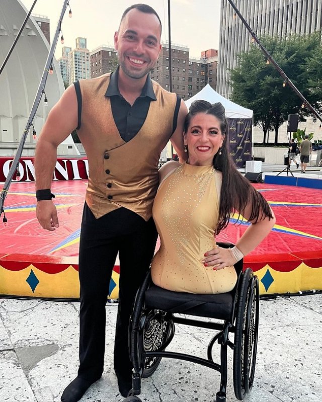 Jen Bricker s-a orientat către acrobație și a devenit speaker motivațional