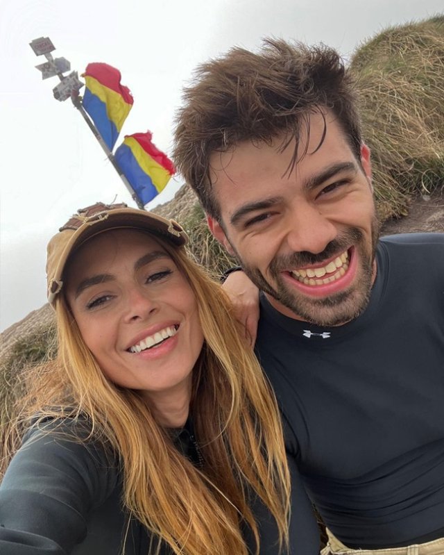 Formează un cuplu cu un tânăr actor român