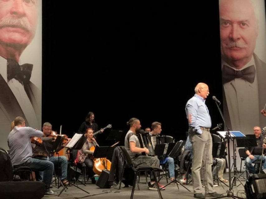 A cunoscut ascensiunea profesională după ce a susținut primul recital