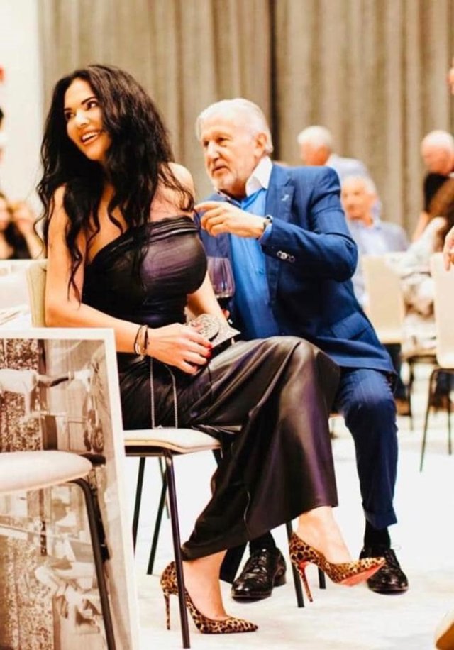 În prezent este căsătorit cu o femeie mai tânără cu 30 de ani