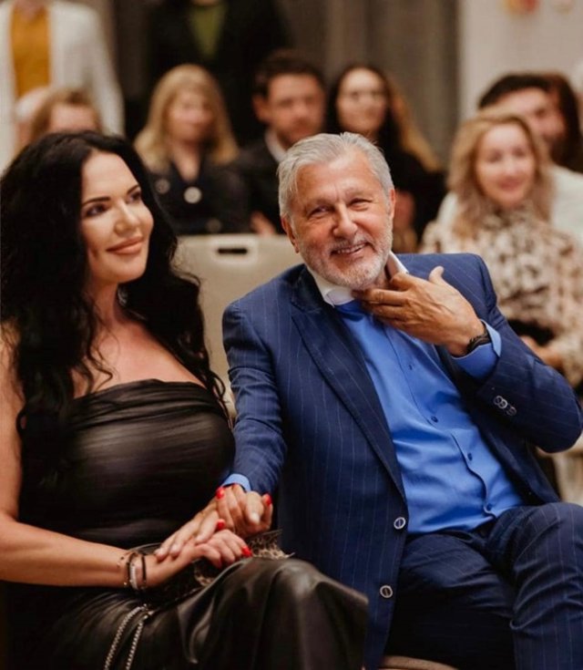 Nu mai locuiește cu actuala soție?