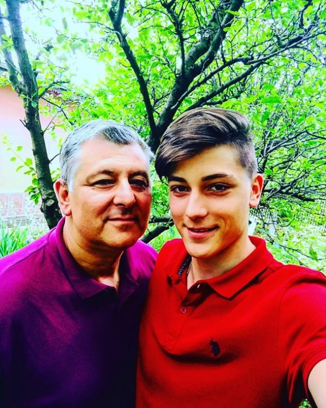 Un tată grijuliu și glumeț