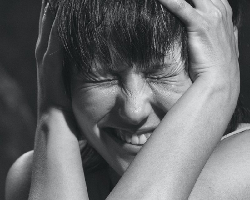 3. Te învinovățește când îți petreci timpul fără el/ea