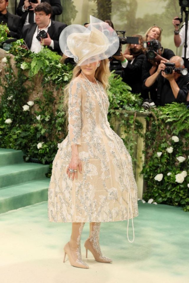 Sarah Jessica Parker în Richard Quinn