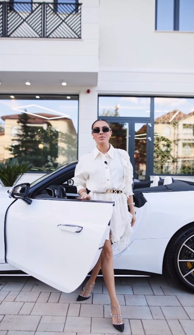 Karmen Simionescu promovează restaurantul familiei