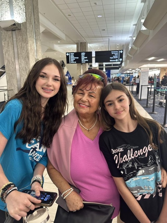 Fiicele lui Catrinel Sandu au venit în vacanță în România de ziua bunicii lor