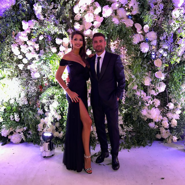 Adrian Mutu alături de soția sa, Sandra Bachici, la nunta lui Ianis Hagi