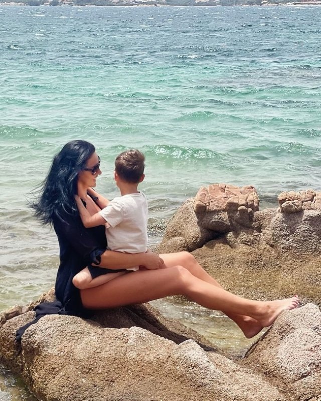 Cum arată Lavinia Pîrva în costum de baie, în vacanță în Grecia, cu fiul ei