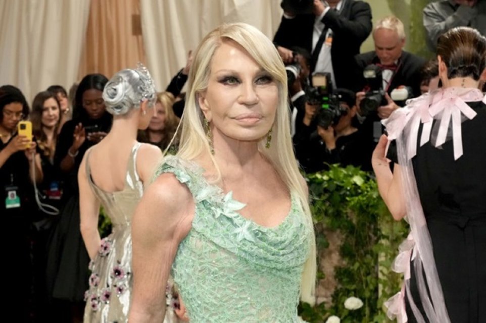 Donatella Versace și-a făcut o intervenție estetică la nivelul maxilarului inferior