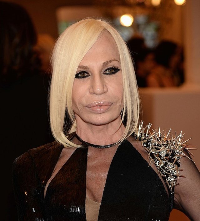 Donatella Versace nu are riduri la nivelul feței