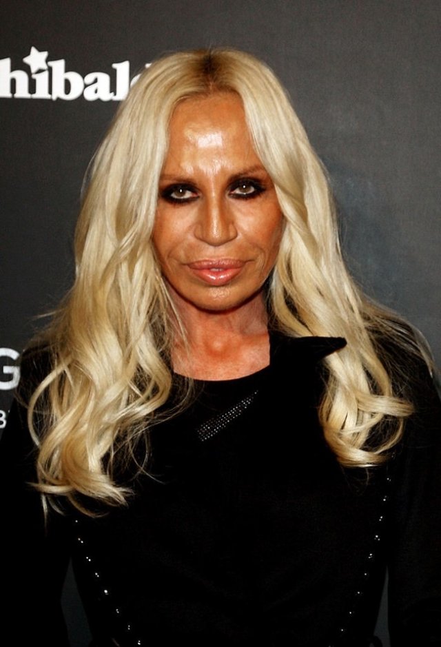 Donatella Versace a vrut să își ascundă vârsta cu ajutorul operațiilor estetice