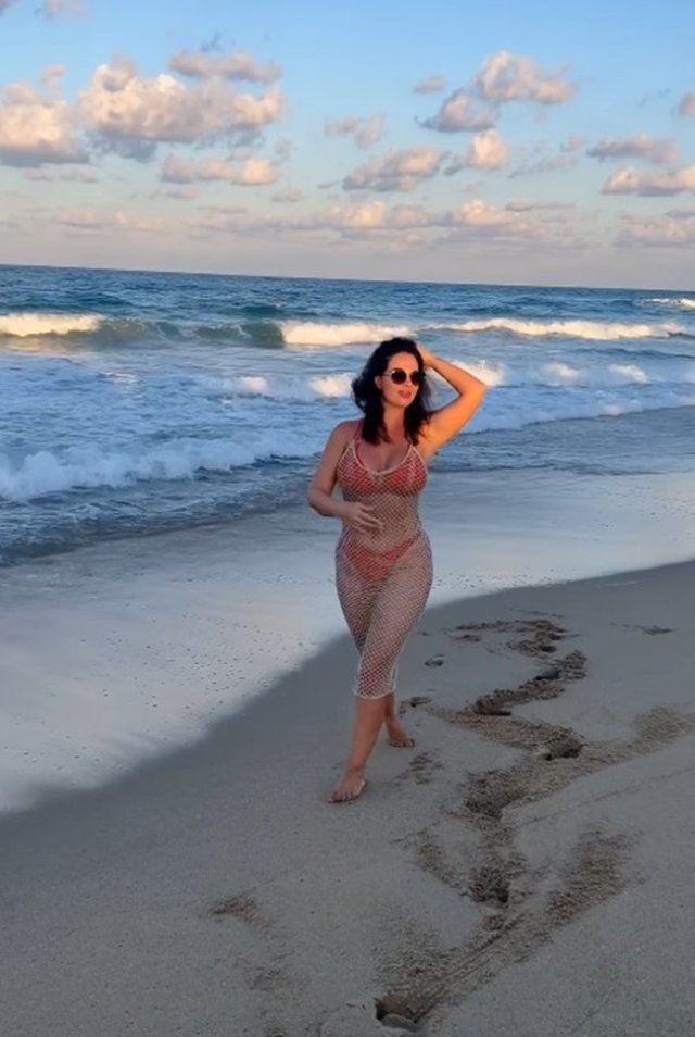Deea Maxer își etalează formele voluptoase la plajă