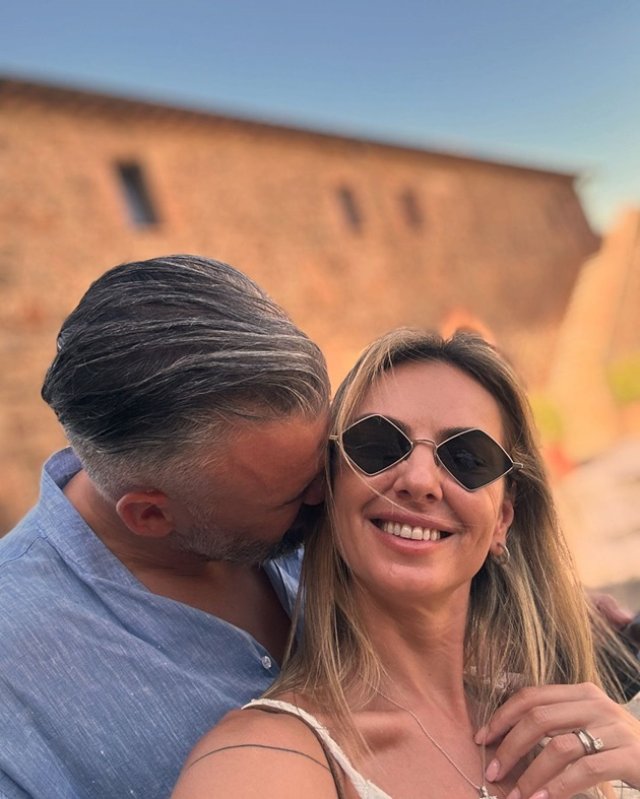 Roxana Ionescu și Tinu Vidaicu s-au fotografiat în ipostaze tandre în vacanța din Toscana
