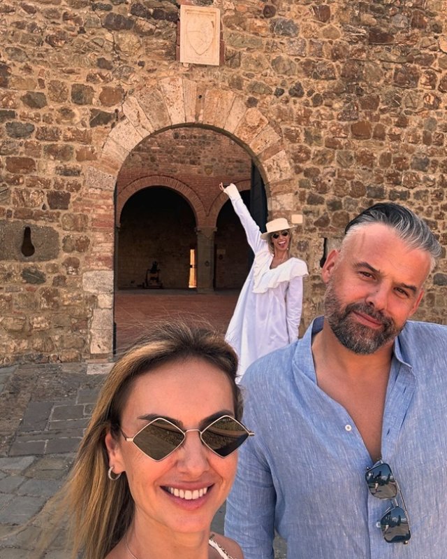 Gabriela și Dani Oțil au plecat în vacanță cu nașii lor, pe tărâmul vinurilor din Italia