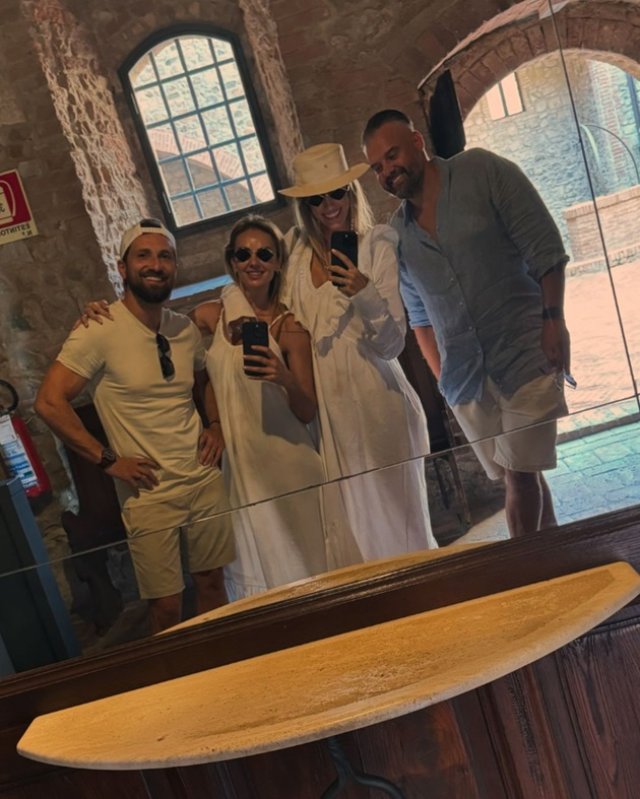 Gabriela și Dani Oțil s-au fotografiat alături de nașii lor în vacanță